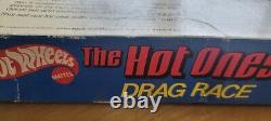 1981 Hot Wheels L'ensemble de course de dragsters The Hot Ones #3534, encore dans son emballage d'origine, d'époque.