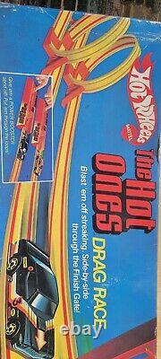 1981 Hot Wheels L'ensemble de course de dragsters The Hot Ones #3534, encore dans son emballage d'origine, d'époque.