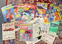 Articles en papier sur les courses de dragsters avec des muscle cars, autocollants Mopar SS et hot rods