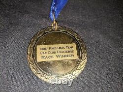Lot de 23 médailles rares de vainqueur de course du défi du club de voitures Ford Drag Team