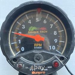 Sunpro Drag-n-tach RPM X1000 Tachometer avec socle pour drag racing.