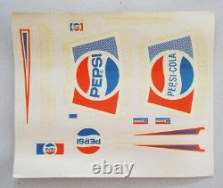 Voiture Monogram Pepsi Dans Un Kit De Snap-tite De Bouteille