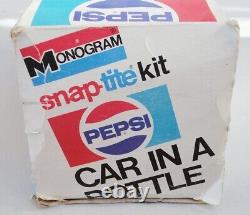 Voiture Monogram Pepsi Dans Un Kit De Snap-tite De Bouteille