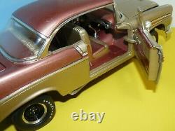 Voiture de course personnalisée 1/18 Chevrolet 1956, gasser, à l'ancienne, petite voiture de course sur piste étroite.