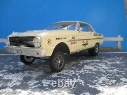 Voiture de drag Ford Falcon jaune pâle de 1963 à l'échelle 1/18