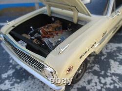 Voiture de drag Ford Falcon jaune pâle de 1963 à l'échelle 1/18