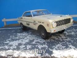 Voiture de drag Ford Falcon jaune pâle de 1963 à l'échelle 1/18